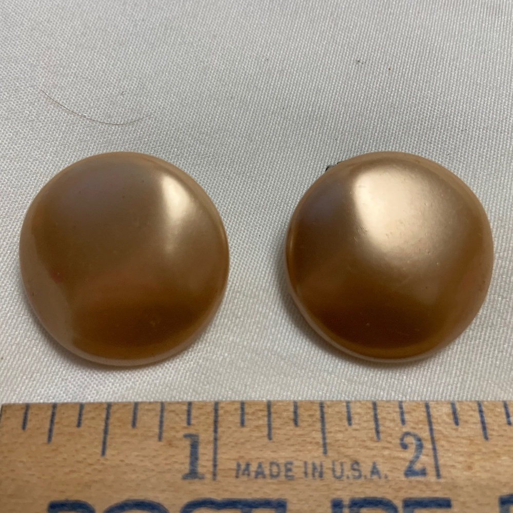 🦩VINTAGE 1950s lucite clip-on earrings in bronze pearled lucite and hing…